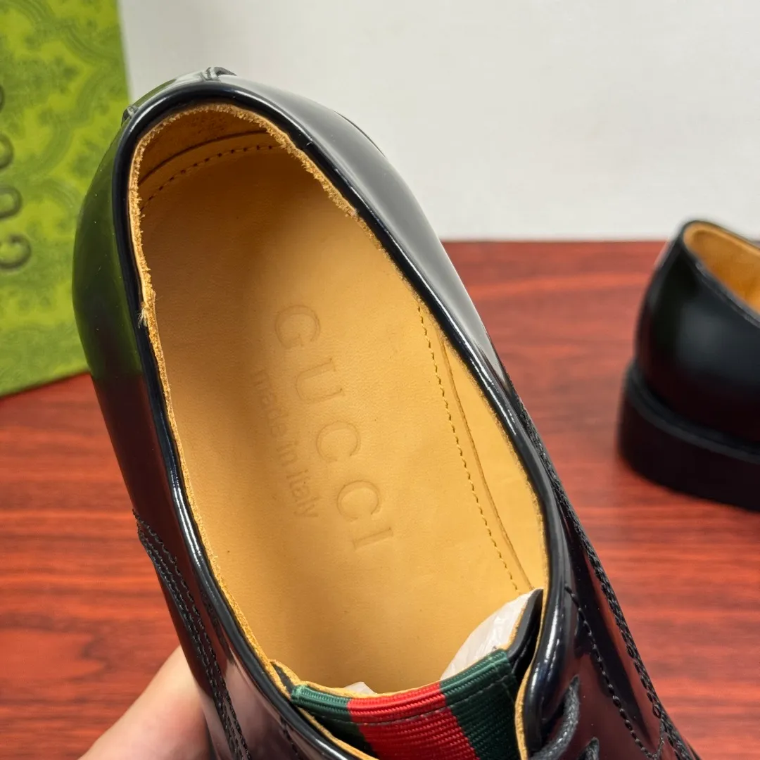 Batch 820 Gucci/Gucci men’s classic lace-up derby shoes! In every season, Gucci's aesthetic perspective reinterprets formal wear designs. This shoe is made of exquisite black leather, showing a simple and classic style! Available in two styles: black glossy leather/black matte cow leather, red and green webbing tongue embellishment, three-joint classic retro style, full calfskin lining, lace-up fixation, 2.5CM rubber soles, leather material. Look at the details. The delicate cowhide and the bright black of the open edge beads show a different light luxury style. European and American last type, excellent on-foot comfort, complete package, versatile style, highly recommended! Size: 39-40-41-42-43-44 leather shoe size (can be customized to 38.45) Item number: 5018-01 Open edge beads